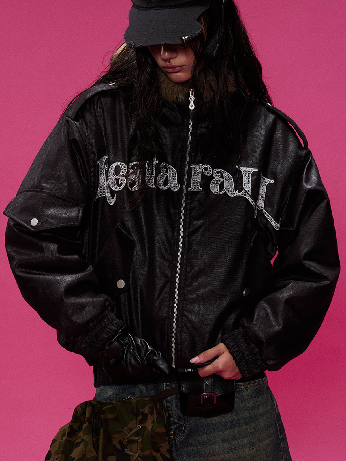 Lederjacke mit Spitzenbeschriftung und Fellkapuze