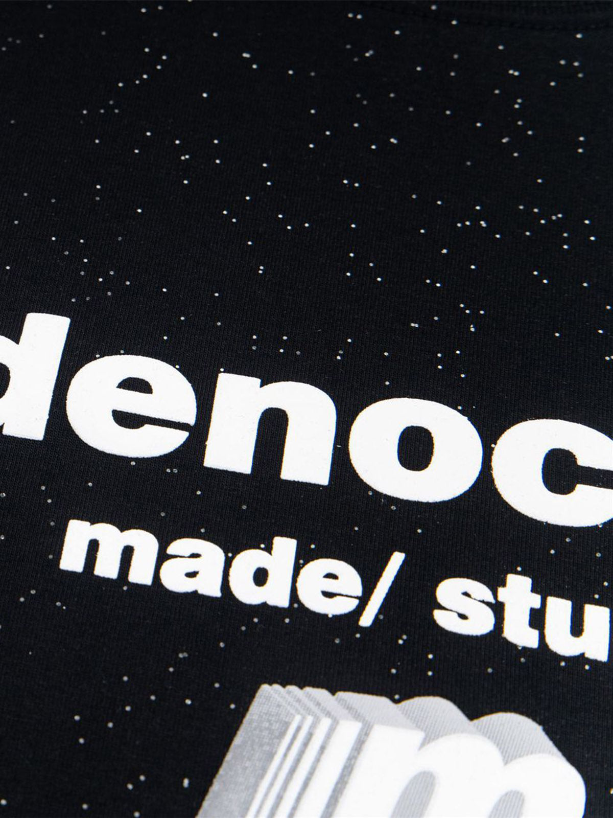 Kurzärmliges T-Shirt mit Retro-Schriftdesign und starkem Sternenhimmel-Print