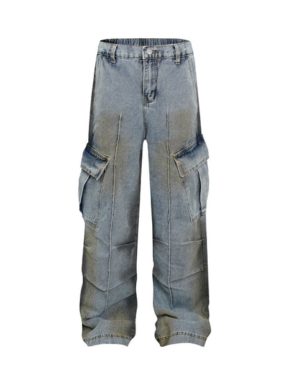 Verwaschene Cargojeans mit Falten im Used-Look