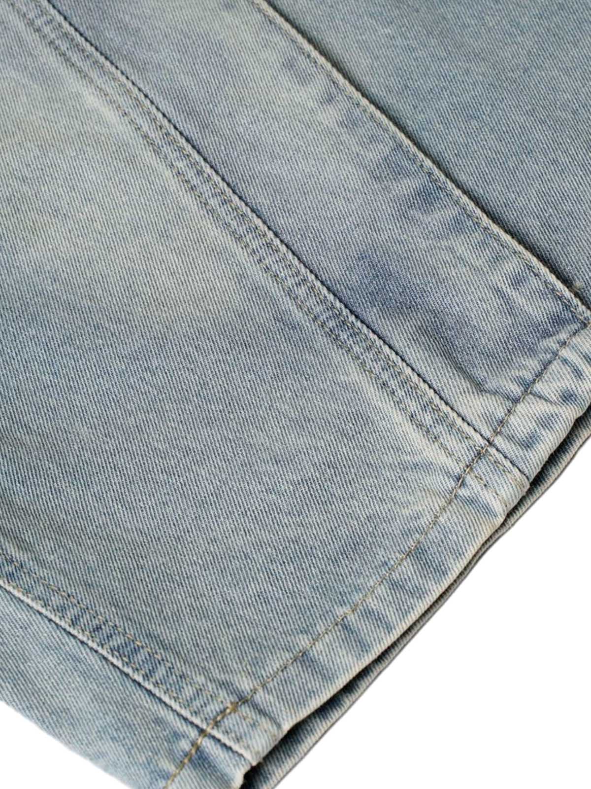 Verwaschene Distressed-Jeansshorts mit dekonstruiertem Schlitz