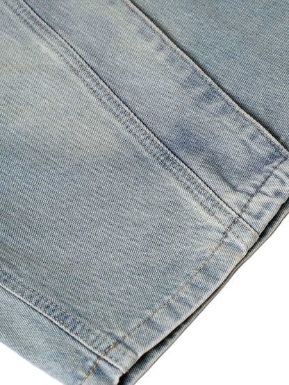 Verwaschene Distressed-Jeansshorts mit dekonstruiertem Schlitz