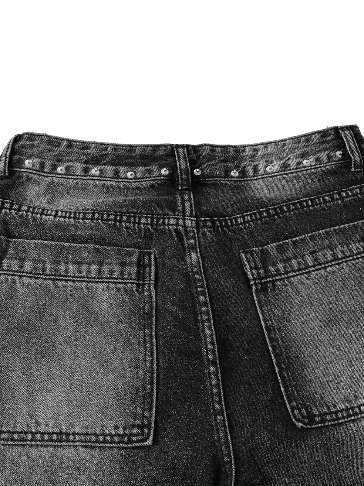 Jean court en denim délavé et vieilli avec rivets