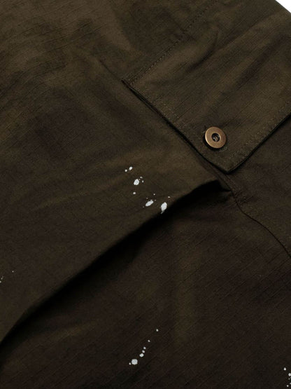Schmutzig gefärbte Cargo-Jeans im Used-Look