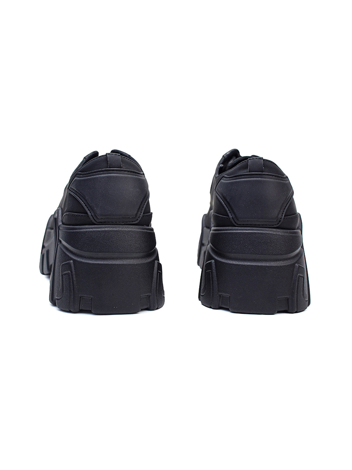 Komplett schwarze Plateauschuhe