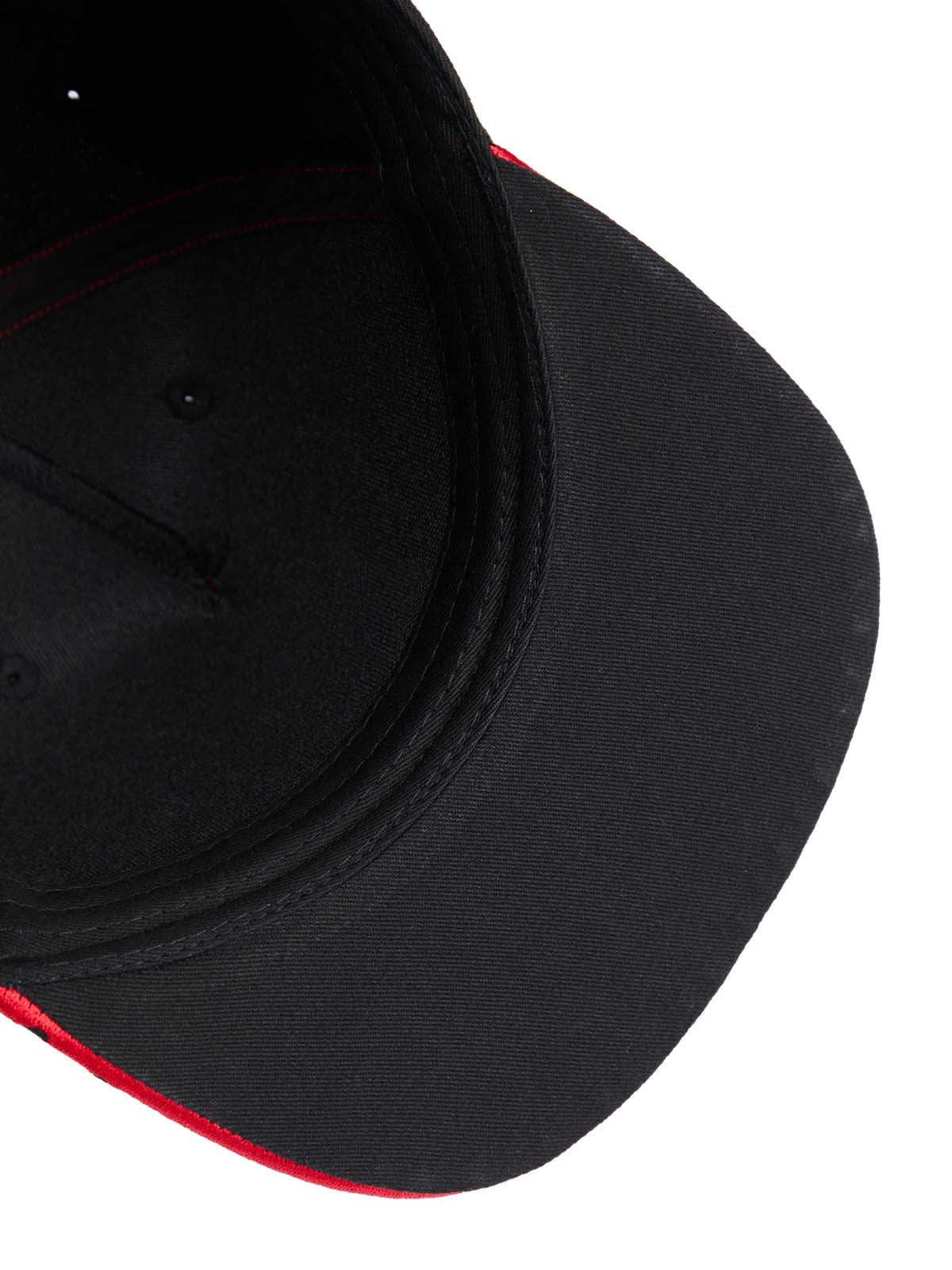 Schwarze Baseballkappe mit besticktem Flammenbesatz – 2365