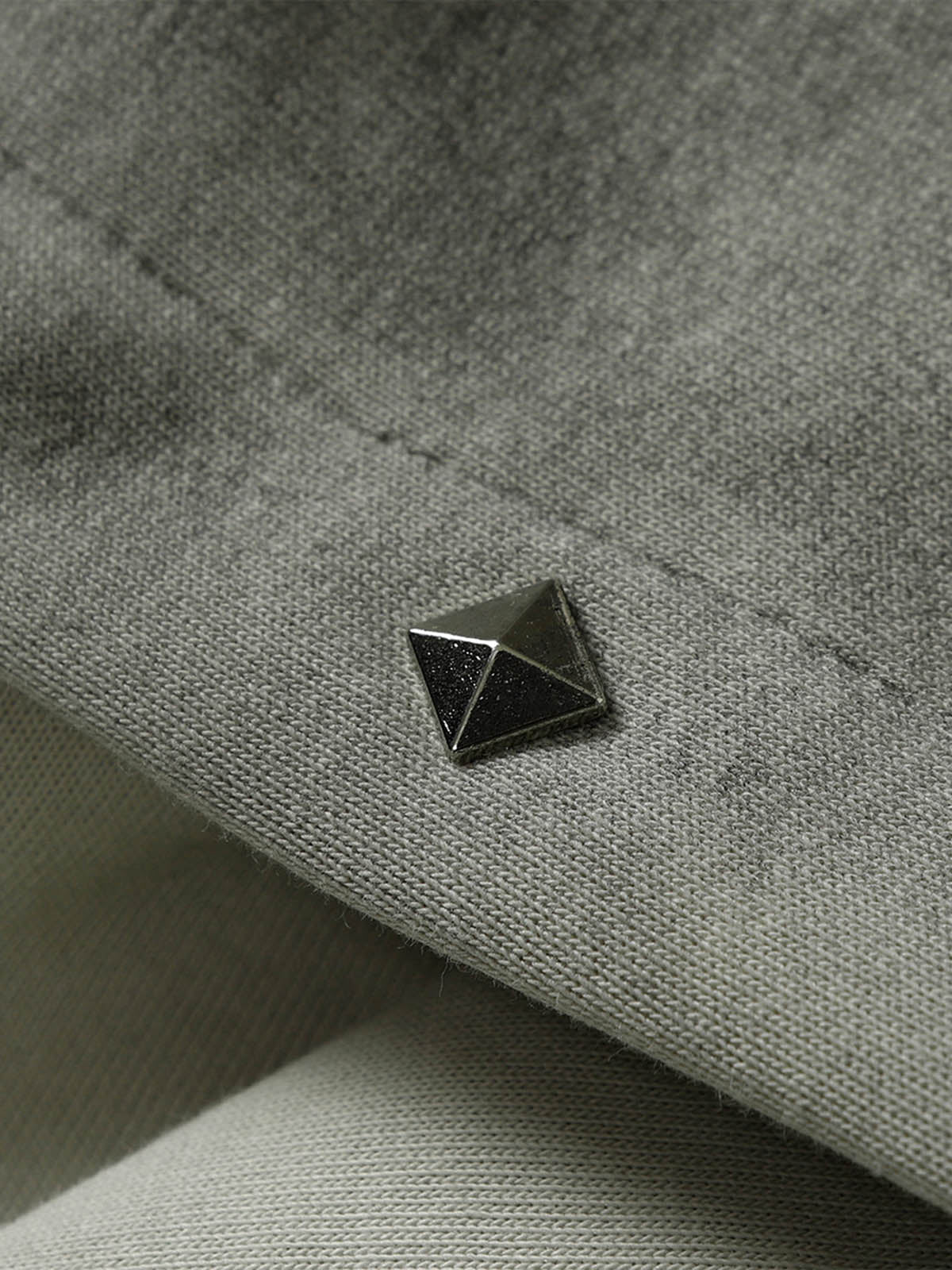 Veste à capuche délavée avec coutures vieillies et rivets