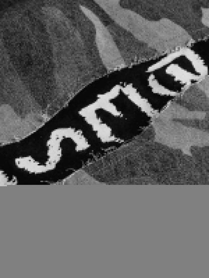 Kurzarmhemd mit Camouflage-Patchwork-Print und Buchstaben