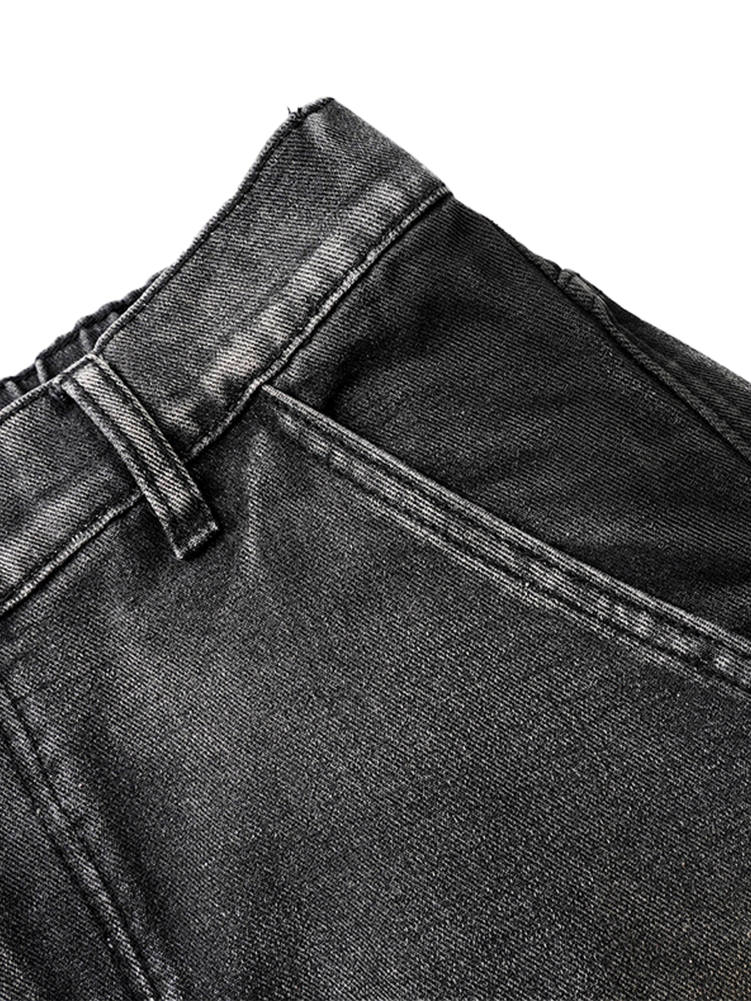 Verwaschene Cargojeans mit Falten im Used-Look