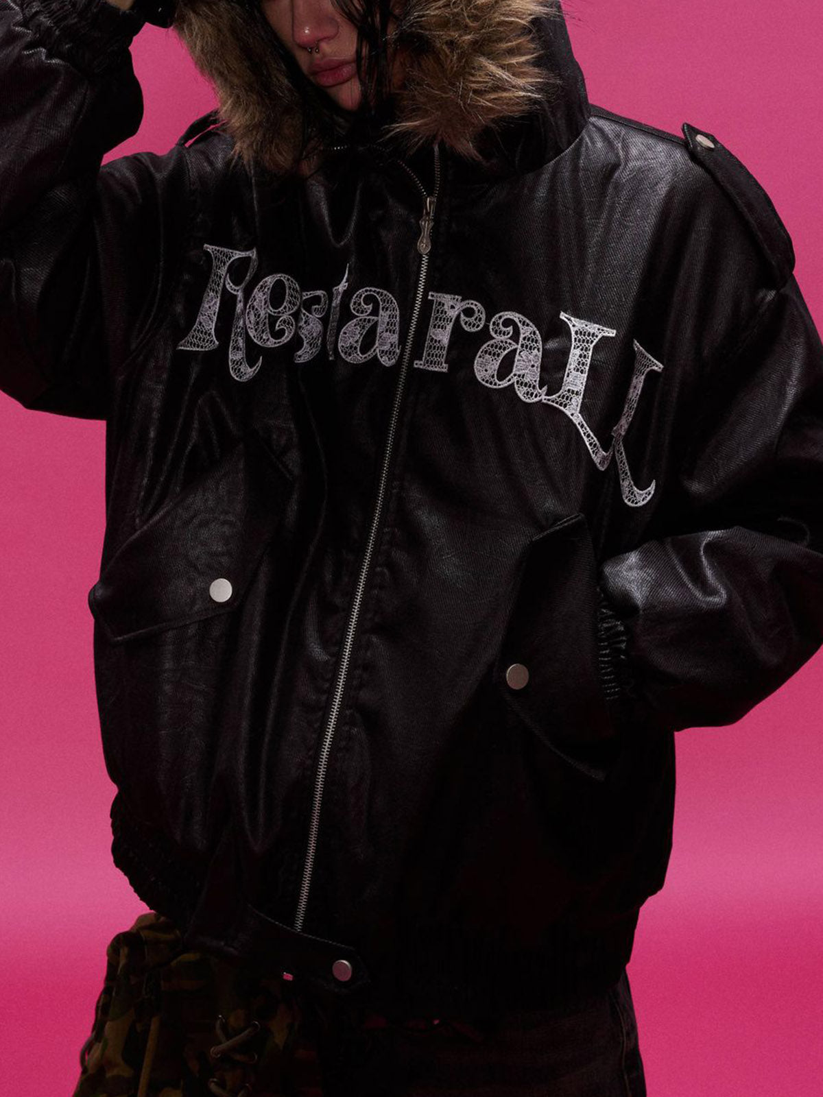 Lederjacke mit Spitzenbeschriftung und Fellkapuze
