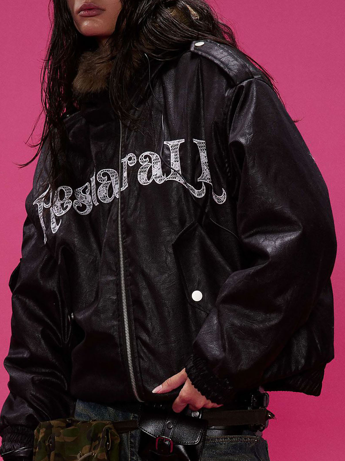 Lederjacke mit Spitzenbeschriftung und Fellkapuze
