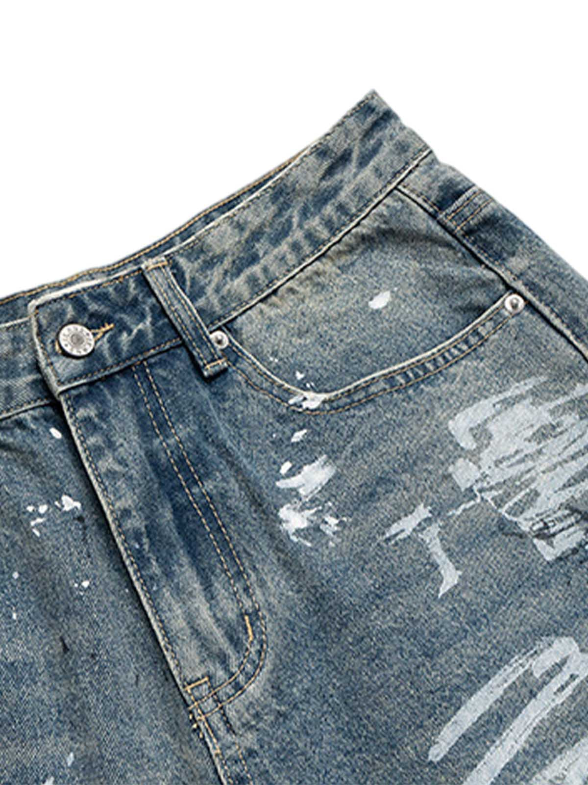 Zerrissene Jorts mit handbemalten Graffiti-Motiven