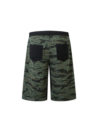 Thesupermade – High Street – Patchwork-Jeanshose mit Camouflage-Muster und Kontrast-Print 