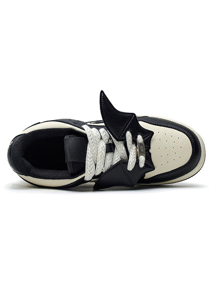 Skateschuhe in Schwarz und Weiß mit Kontrastfarbe