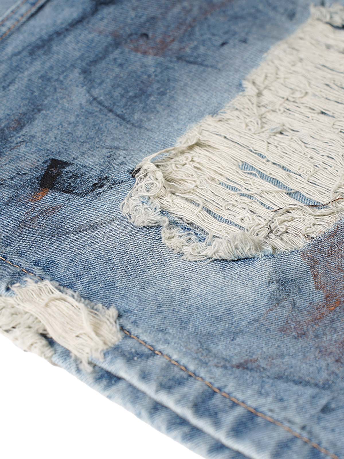Zerrissene Denim-Shorts im Used-Look mit verwaschenem, schmutzig gefärbtem Muster