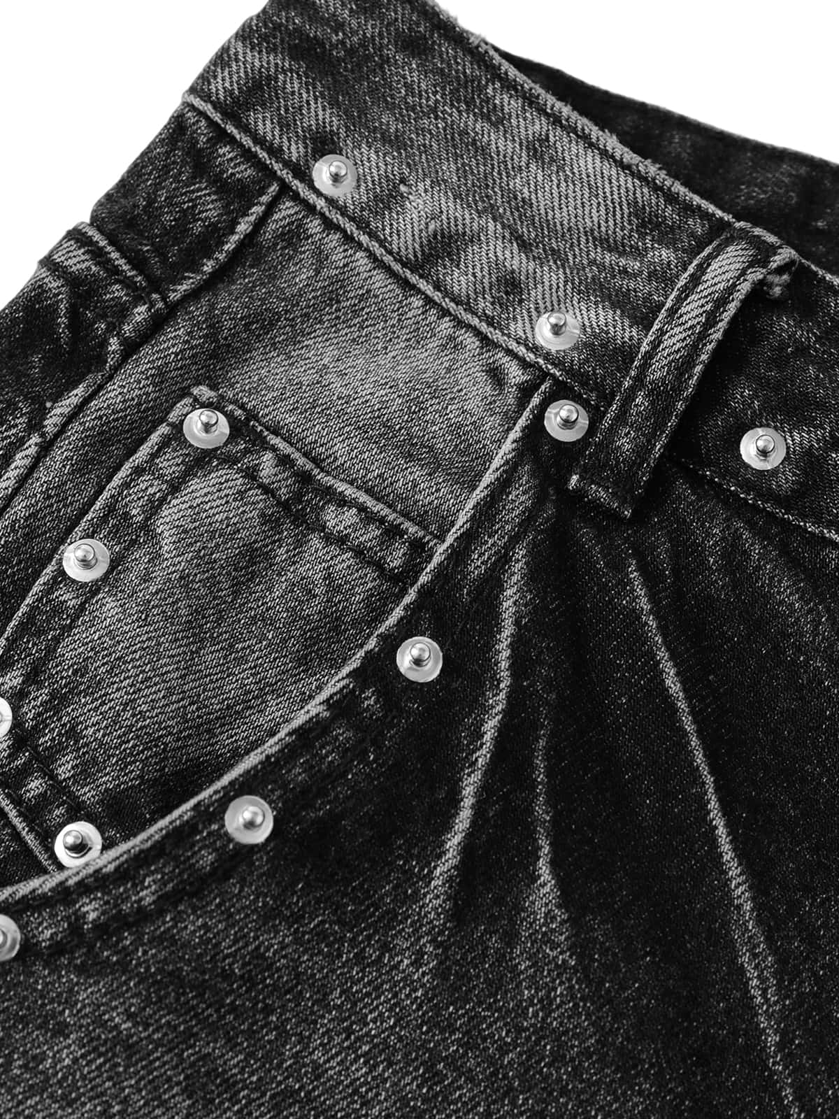 Jean court en denim délavé et vieilli avec rivets