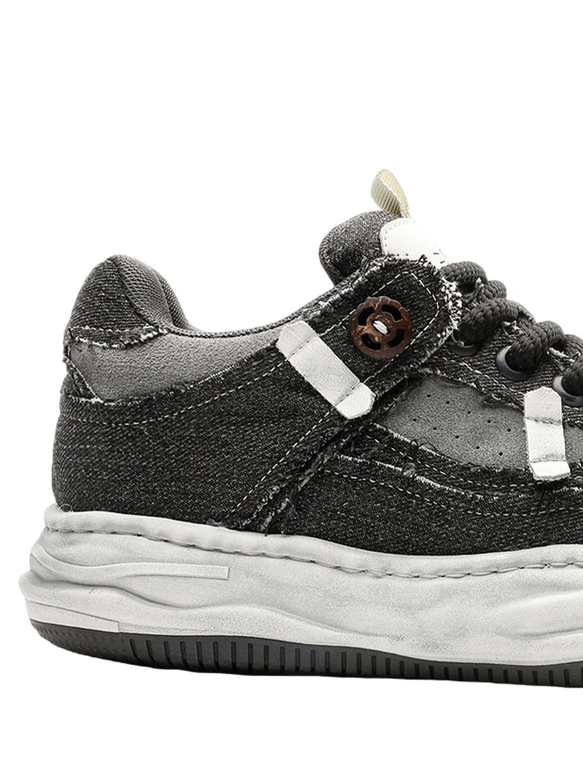 Sneakers mit Plateausohle und dekonstruiertem Split Whisker-Muster