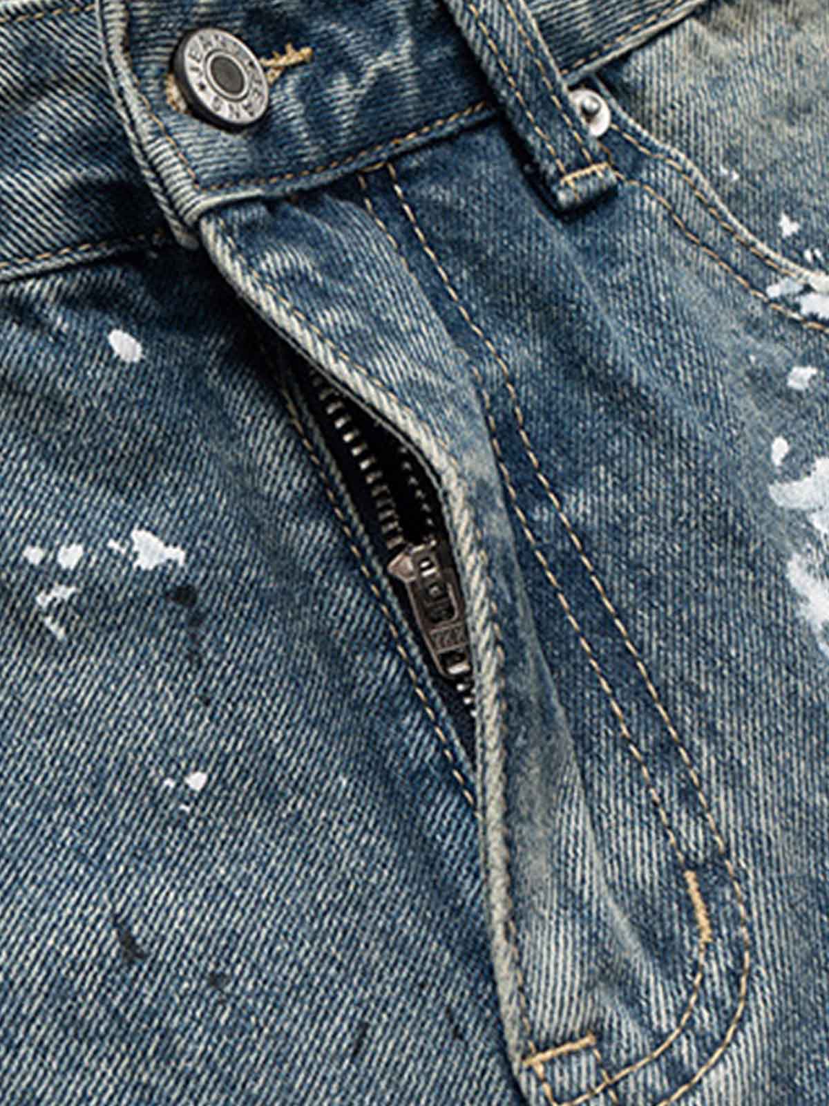 Zerrissene Jorts mit handbemalten Graffiti-Motiven