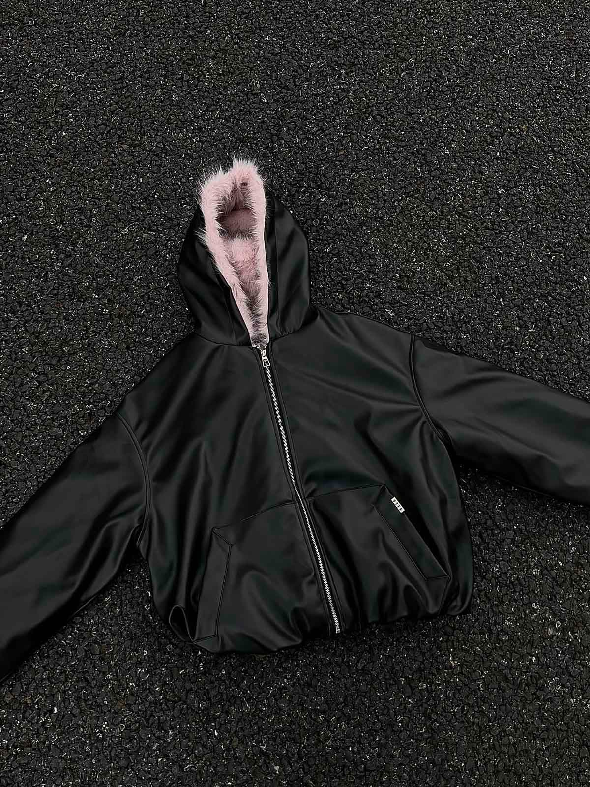 Gesteppte Lederjacke mit rosa Fellkapuze