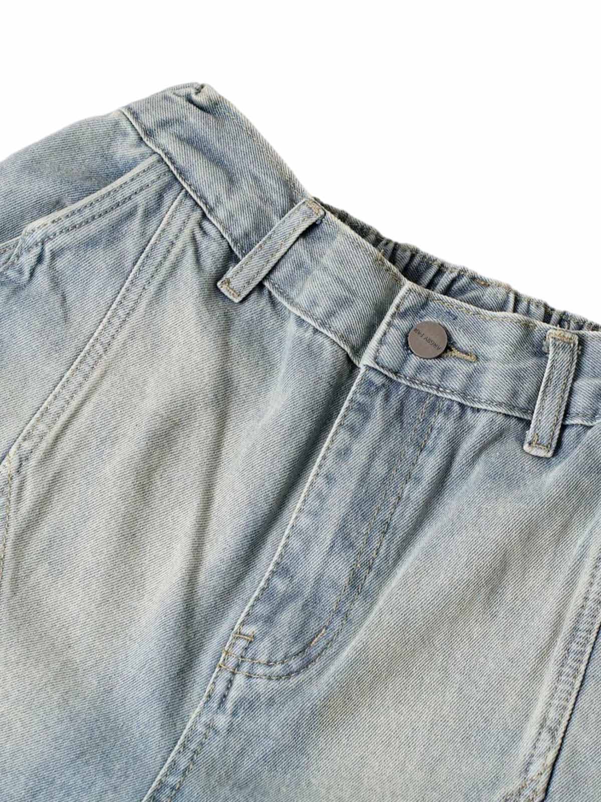Verwaschene Distressed-Jeansshorts mit dekonstruiertem Schlitz