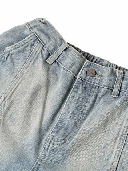 Verwaschene Distressed-Jeansshorts mit dekonstruiertem Schlitz