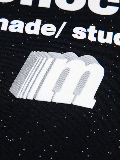 Kurzärmliges T-Shirt mit Retro-Schriftdesign und starkem Sternenhimmel-Print