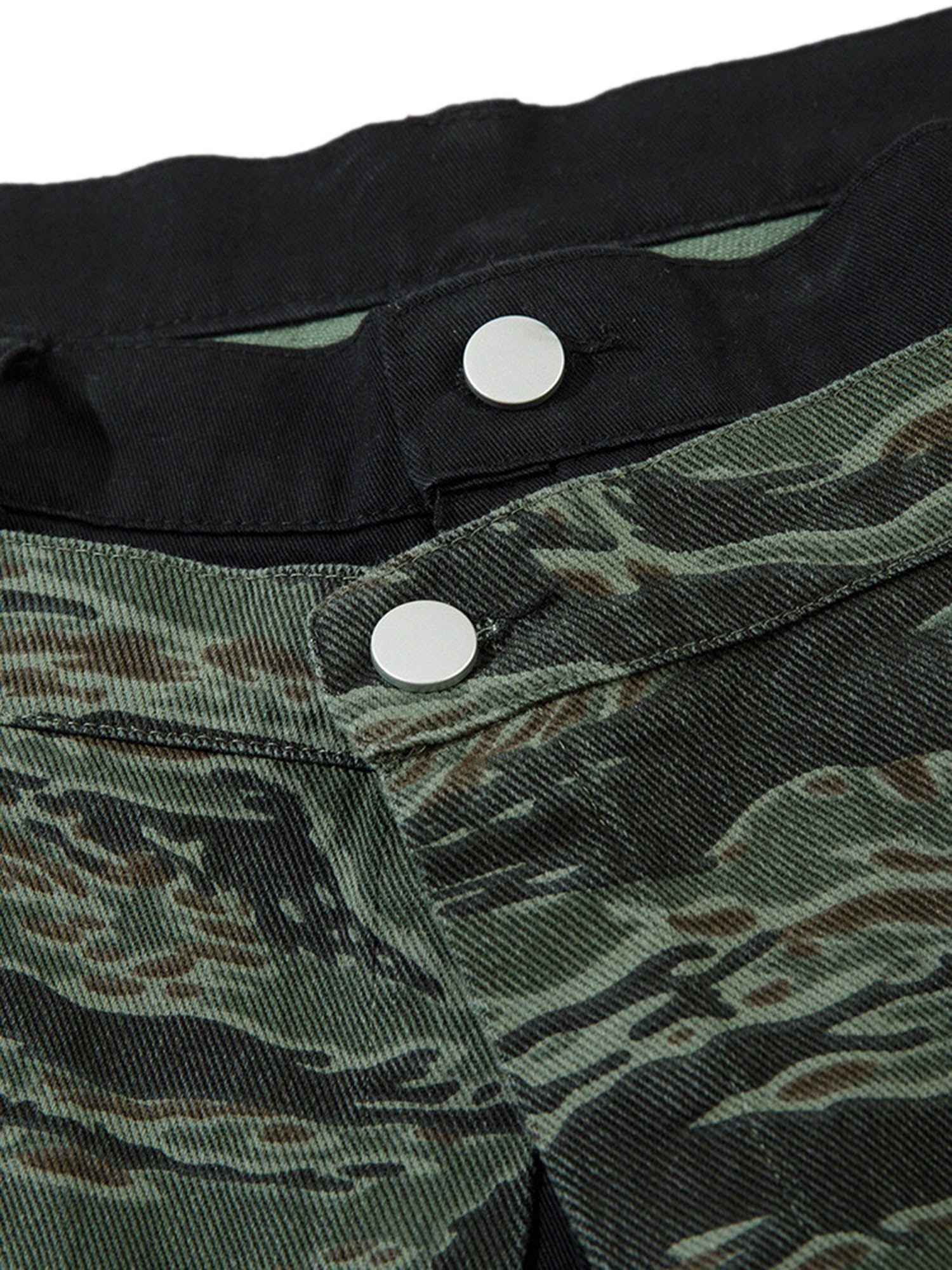 Thesupermade – High Street – Patchwork-Jeanshose mit Camouflage-Muster und Kontrast-Print 