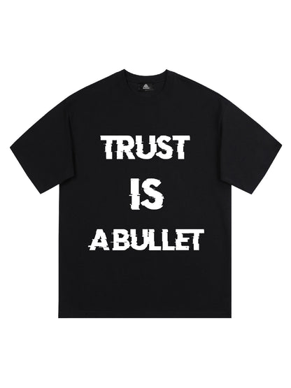 Originales T-Shirt mit dem grafischen Slogan „Trust is a Bullet“