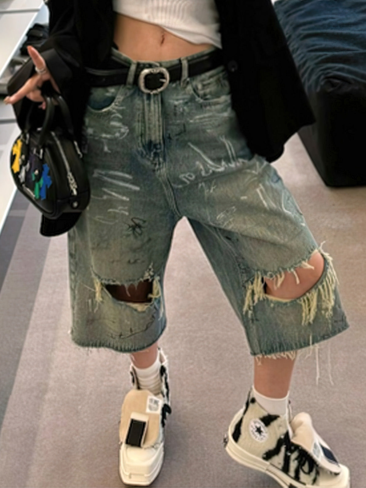 Zerrissene Jorts mit handbemalten Graffiti-Motiven