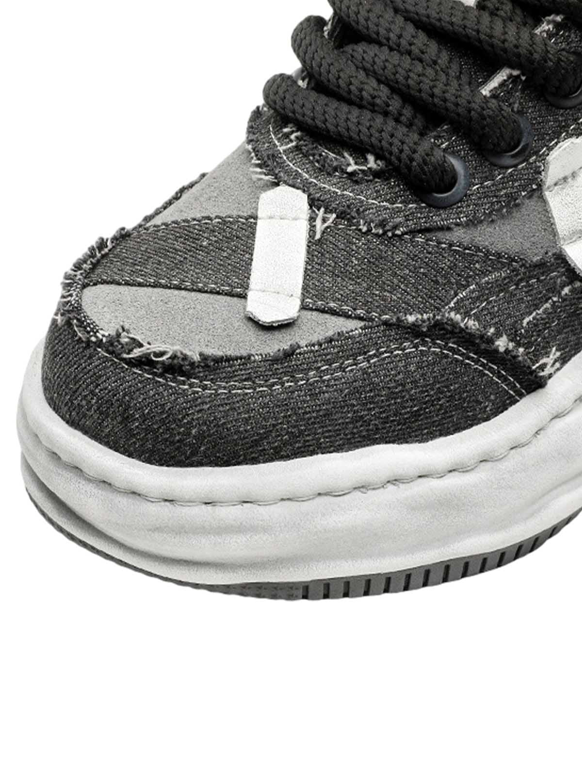 Sneakers mit Plateausohle und dekonstruiertem Split Whisker-Muster