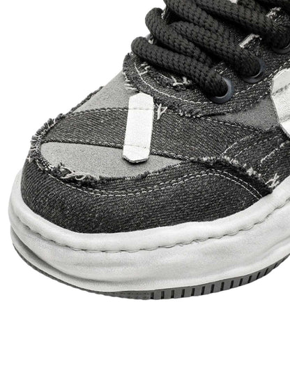 Sneakers mit Plateausohle und dekonstruiertem Split Whisker-Muster