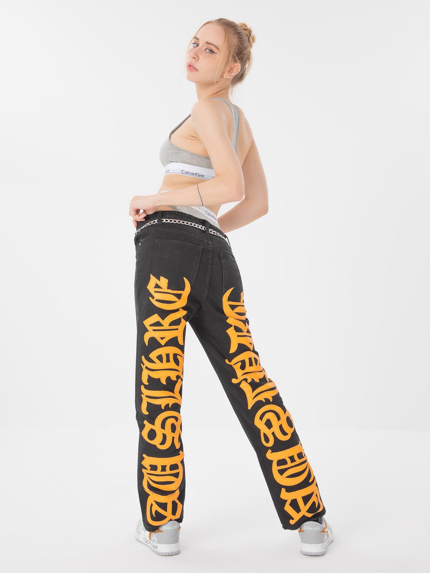 Thesupermade Jeans mit aufgestickten Buchstaben „Burning Text“ – 1478 