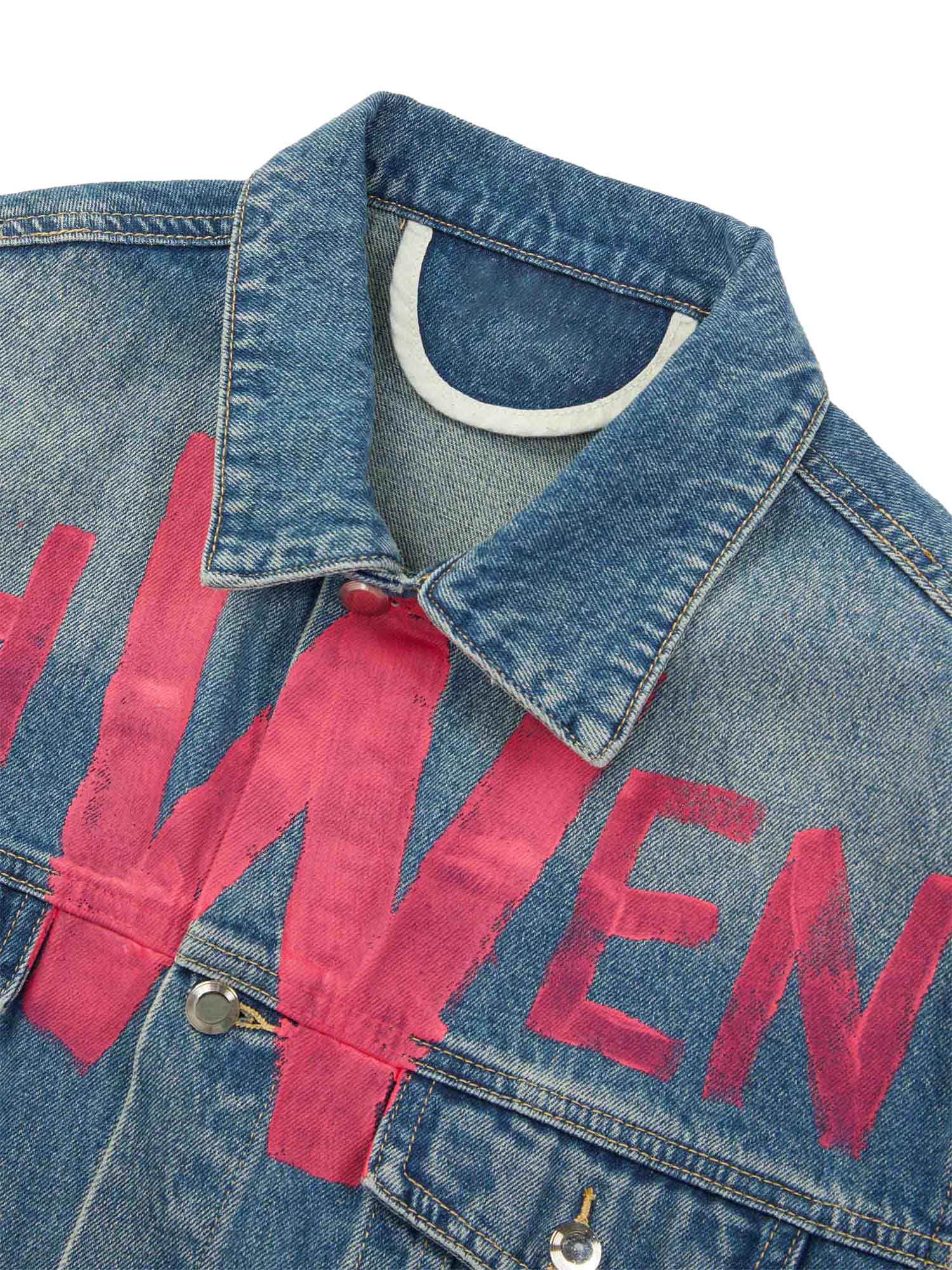 Thesupermade – Jeansjacke „High Street“ mit Graffiti-Schriftzug und verwaschenem Used-Look 
