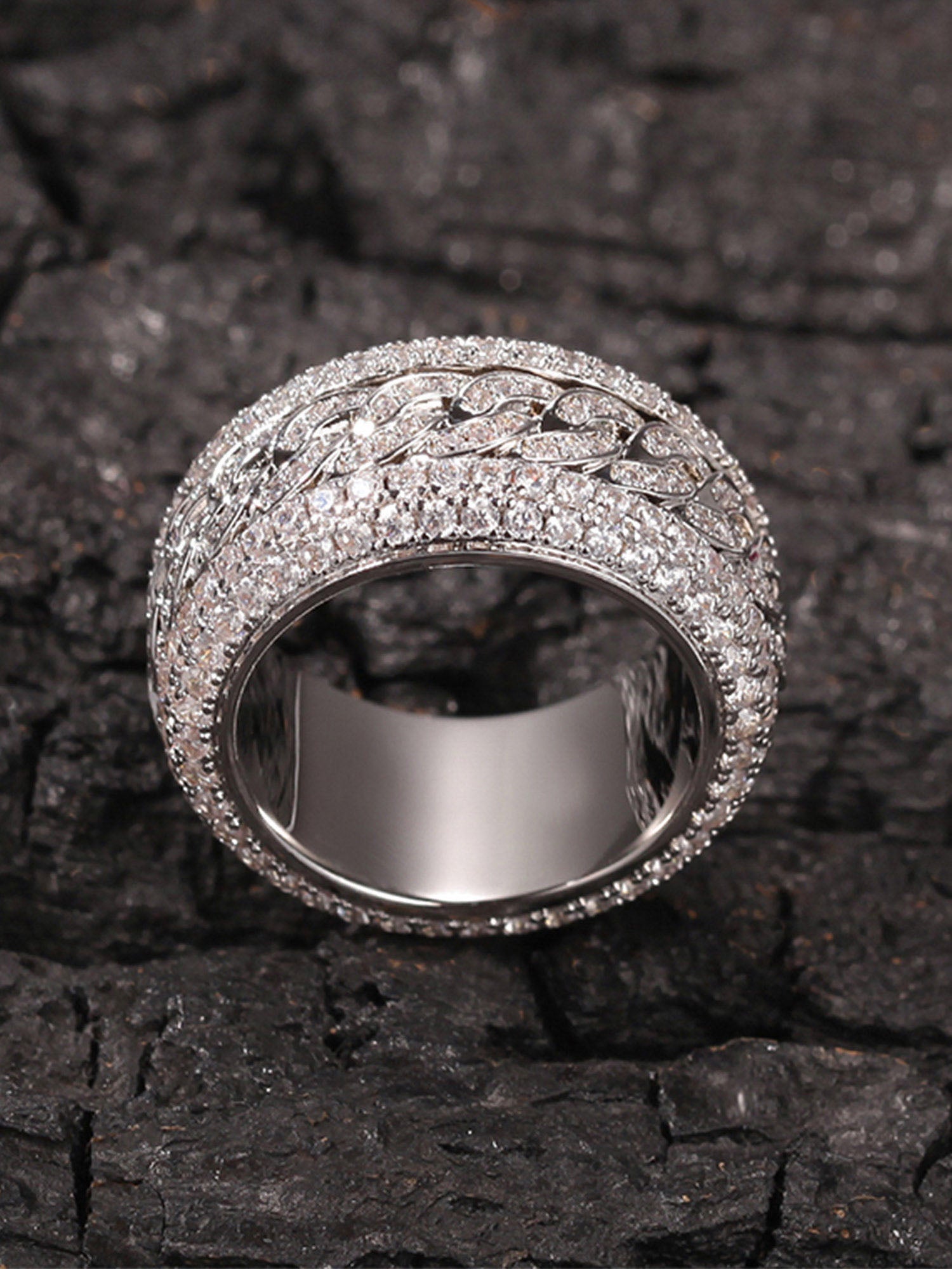 La bague rotative entièrement en diamants de la marque Supermade