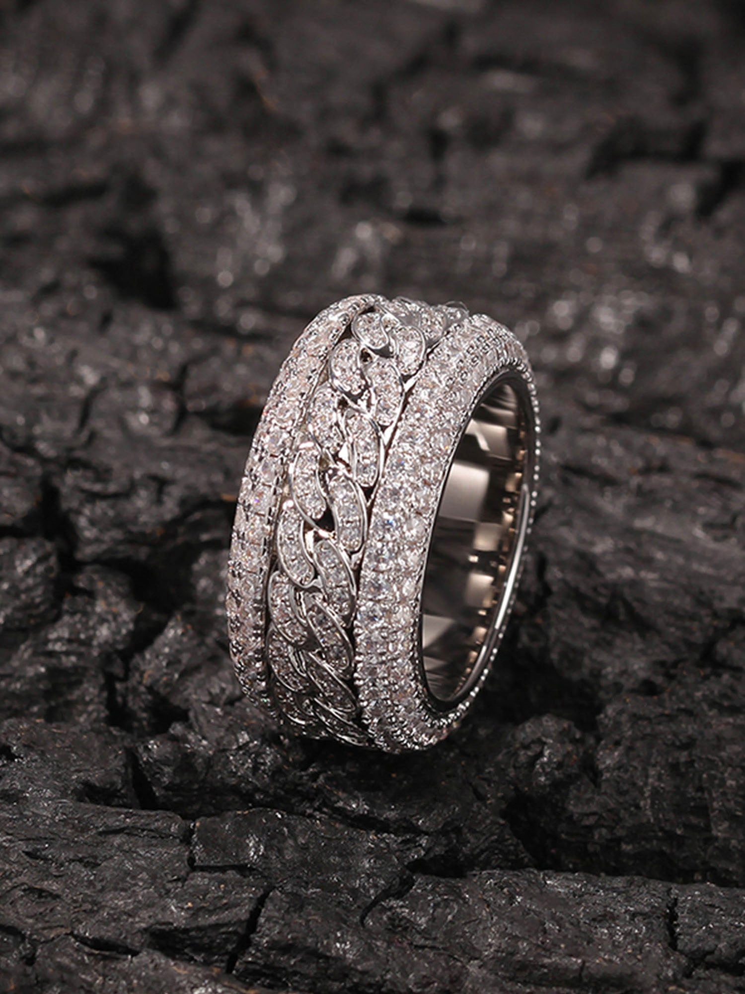 La bague rotative entièrement en diamants de la marque Supermade