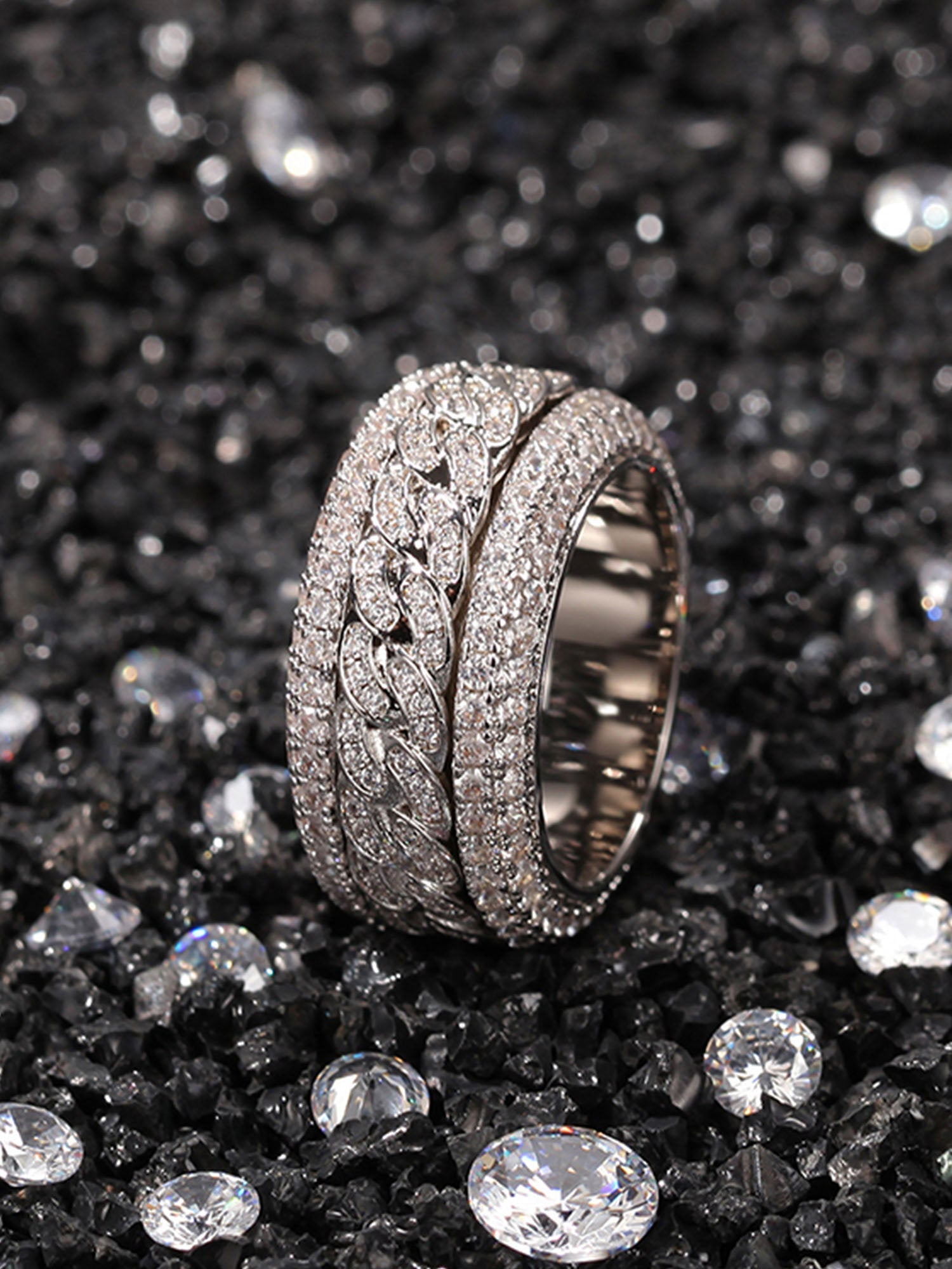 La bague rotative entièrement en diamants de la marque Supermade